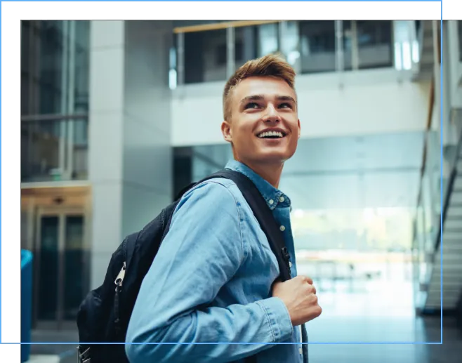Ein junger Mann mit Rucksack lächelt