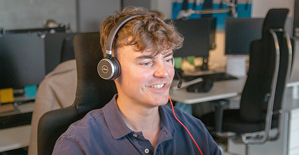 Fröhliche Mitarbeiterin des Sales-Centers im Kundengespräch